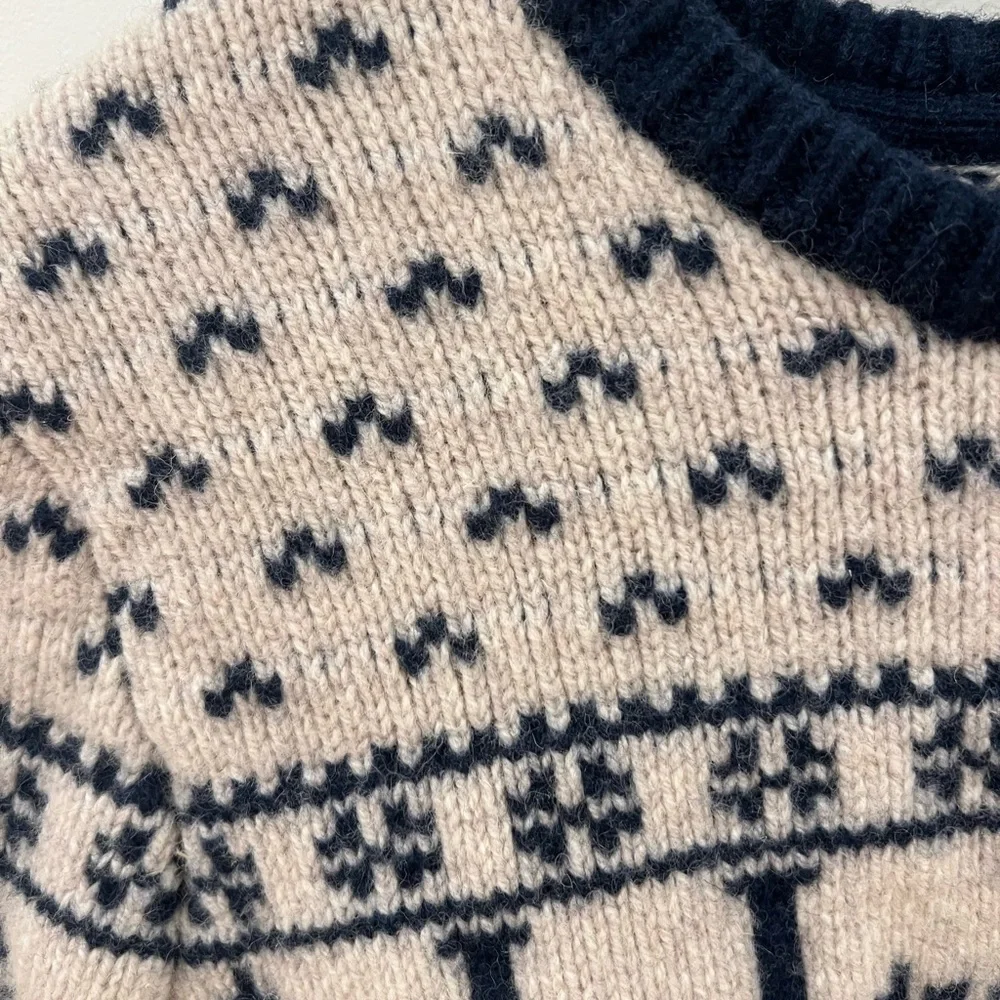 Vintage L.L. Bean Women's Cream and Navy Fisherman’s Lamb Wool Sweater - Picture 2 of 5